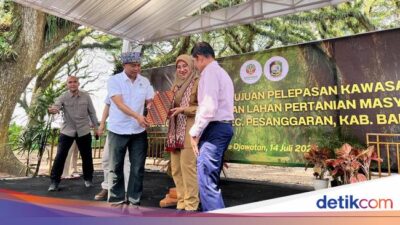 menhut-serahkan-sk-pelepasan-kawasan-hutan-152-hektare-di-banyuwangi