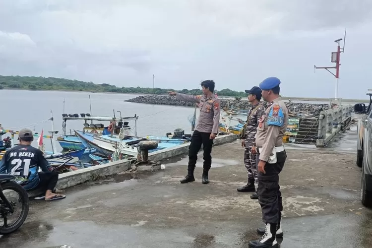 polresta-banyuwangi-perkuat-patroli-pesisir-dukung-pencarian-korban-kmp-tunu-pratama-jaya