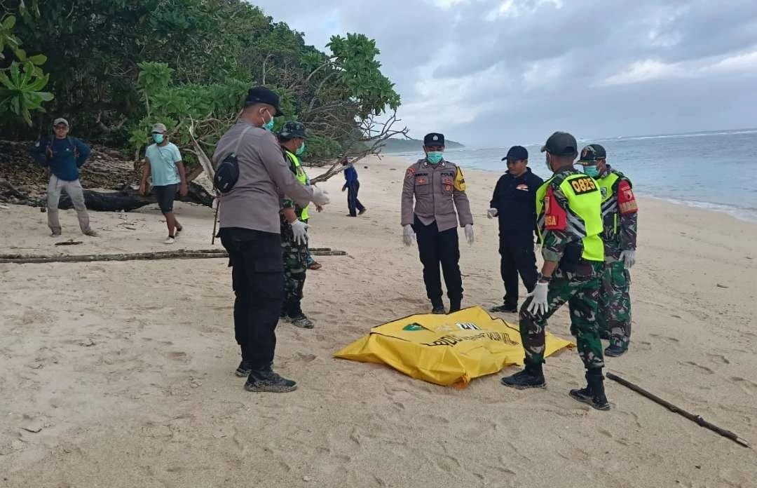 lagi!-sesosok-jenazah-ditemukan-di-kawasan-pantai-plengkung,-diduga-korban-kmp-tunu-pratama-jaya