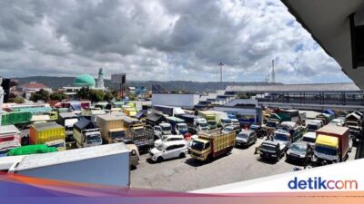 pelabuhan-ketapang-nyaris-lumpuh,-sopir-truk-blokade-pintu-keluar