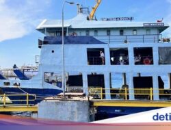 Turis Asing Tertahan di Kapal Imbas Truk Blokade Pintu Keluar Ketapang