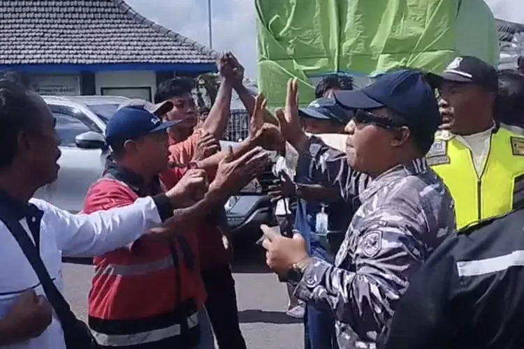 pelabuhan-ketapang-macet-parah-hingga-10-kilometer,-sopir-ngamuk-gegara-2-hari-gak-bisa-nyeberang