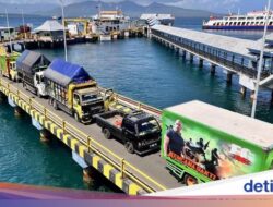 Akses Ditutup, Puluhan Truk Berbalas Klakson di Dermaga Ketapang