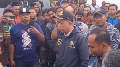 ramai-ramai-supir-tutup-akses-pintu-masuk-pelabuhan-ketapang-banyuwangi-dengan-truk-tronton-–-times-banyuwangi