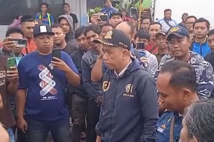 ramai-ramai-supir-tutup-akses-pintu-masuk-pelabuhan-ketapang-banyuwangi-dengan-truk-tronton-–-times-banyuwangi