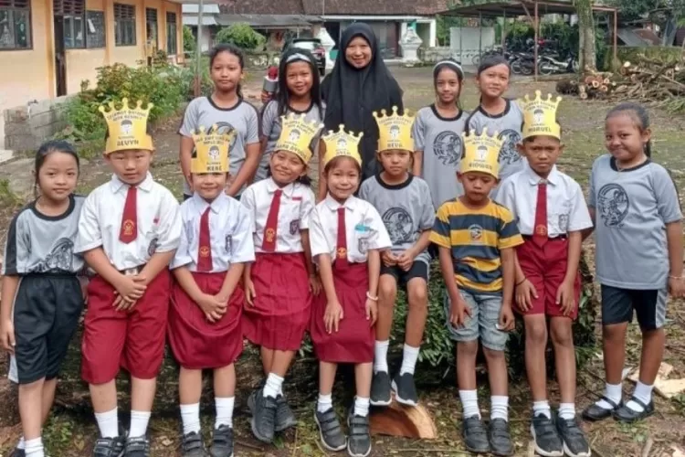 sdn-4-tegalarum-kecamatan-sempu-hanya-dapat-1-siswa,-mpls-ditemani-kakak-kelas
