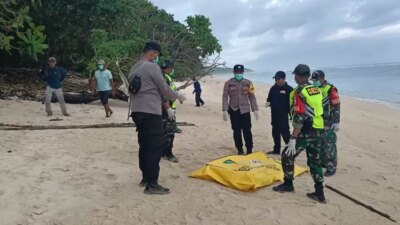 mayat-telanjang-ditemukan-di-pantai-plengkung,-untuk-evakuasi-petugas-jalan-kaki-selama-4-jam