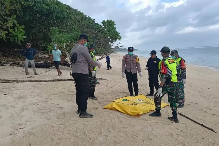 mayat-telanjang-ditemukan-di-pantai-plengkung,-untuk-evakuasi-petugas-jalan-kaki-selama-4-jam
