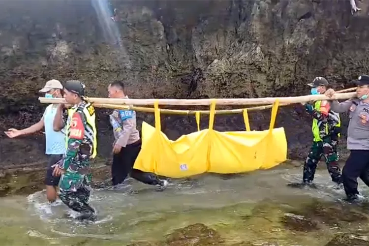 lagi,-jenazah-diduga-korban-kmp-tunu-ditemukan-terdampar-di-pantai-plengkung-banyuwangi