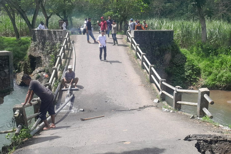 jembatan-penghubung-tiga-desa-ambles,-pemkab-banyuwangi-bangun-jalur-darurat-–-times-banyuwangi