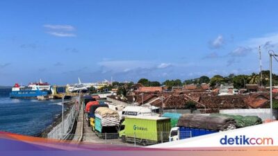 cuma-2-kapal-beroperasi,-pelabuhan-ketapang-pagi-ini-masih-macet-parah