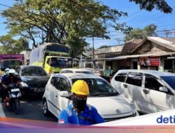 Macet Parah! Antrean ke Pelabuhan Ketapang Mengular 23 Km