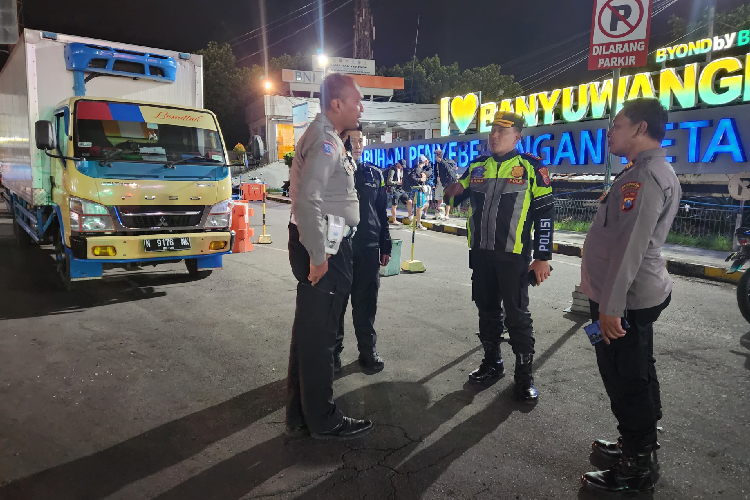 semalaman,-porsonel-polresta-banyuwangi-lakukan-pengaturan-kemacetan-di-pelabuhan-ketapang-–-times-banyuwangi