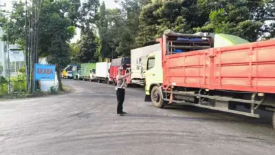 kemacetan-di-jalur-ke-pelabuhan-di-ketapang-tembus-20-km,-polisi-terjunkan-personel-urai-kemacetan