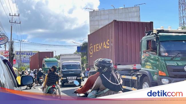 cerita-penumpang-bus-denpasar-surabaya-30-jam-terjebak-macet-ketapang