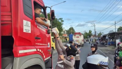polresta-banyuwangi-bagikan-konsumsi-gratis-untuk-pengendara-terjebak-macet-dan-imbau-jalur-alternatif