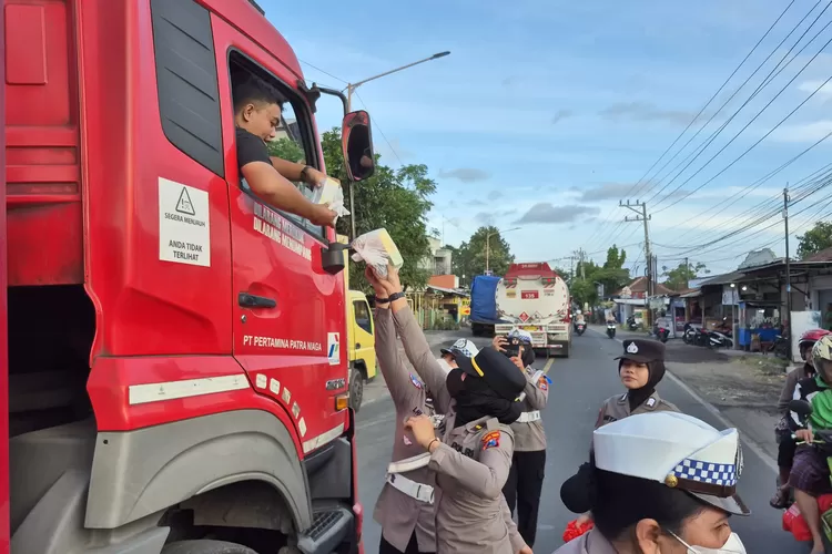 polresta-banyuwangi-bagikan-konsumsi-gratis-untuk-pengendara-terjebak-macet-dan-imbau-jalur-alternatif