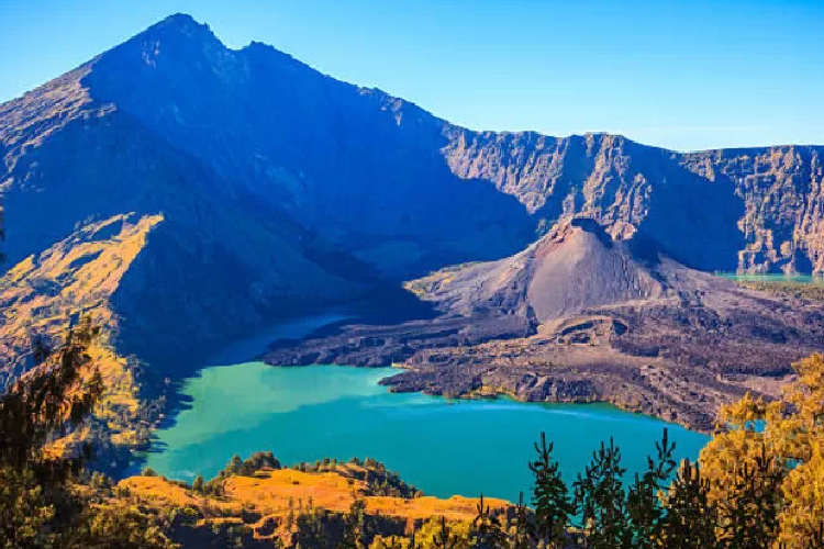 gunung-di-indonesia-yang-letusannya-menghancurkan-dunia-–-times-banyuwangi