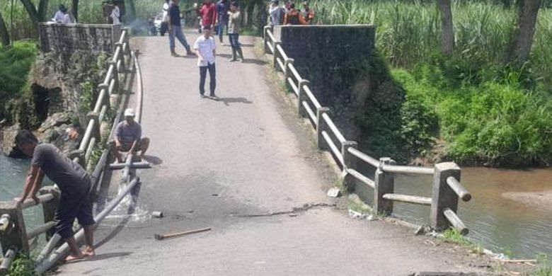 jembatan-sungai-lembu-ambles,-pemkab-banyuwangi-bangun-jalur-darurat