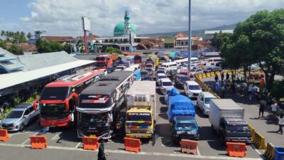 15-kapal-dihentikan,-penumpukan-truk-di-pelabuhan-ketapang-tak-terhindarkan