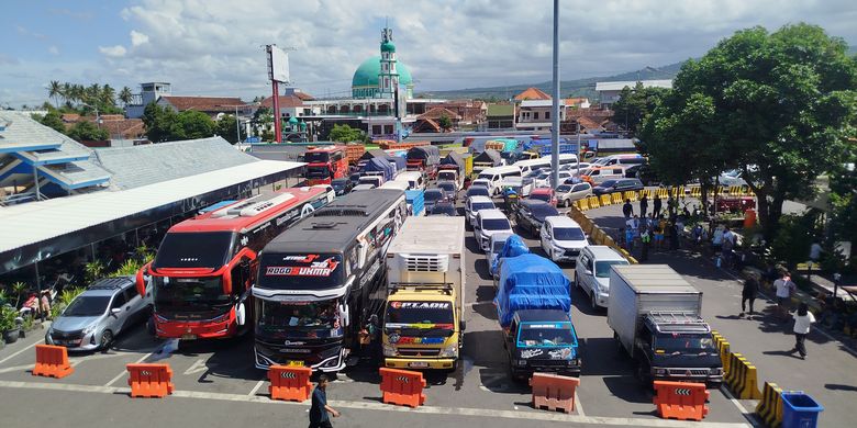 15-kapal-dihentikan,-penumpukan-truk-di-pelabuhan-ketapang-tak-terhindarkan