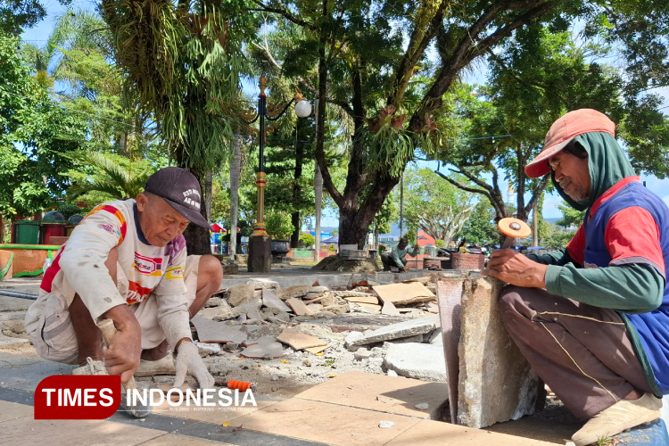 sempat-kena-efisiensi-anggaran,-rehabilitasi-trotoar-utara-alun-alun-pacitan-dikerjakan-lagi-–-times-banyuwangi