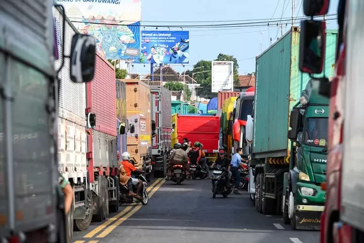 macet-ekstrem-di-jalur-ketapang–gilimanuk!-antrean-capai-30-km,-truk-dan-travel-terjebak-sehari-semalam