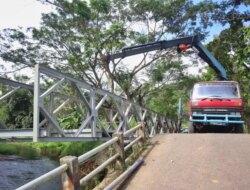 Jembatan Darurat di Dusun Sungailembu Desa Sumberagung, Kecamatan Pesanggaran Dikebut, Pagi Ini Bisa Dilewati