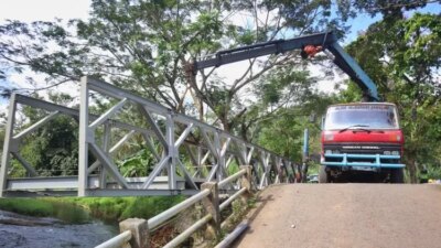 jembatan-darurat-di-dusun-sungailembu-desa-sumberagung,-kecamatan-pesanggaran-dikebut,-pagi-ini-bisa-dilewati