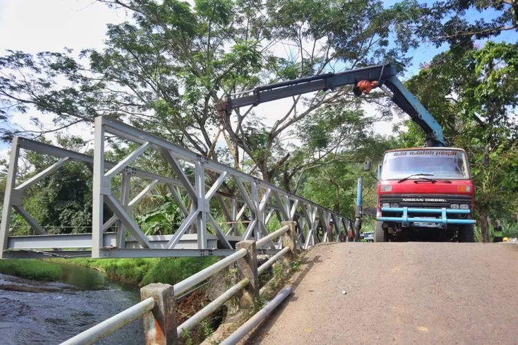 jembatan-darurat-di-dusun-sungailembu-desa-sumberagung,-kecamatan-pesanggaran-dikebut,-pagi-ini-bisa-dilewati