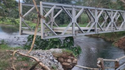 jembatan-sungai-lembu-ambruk,-pemkab-banyuwangi-bangun-jembatan-darurat