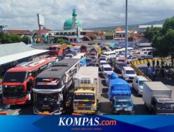 Sopir Truk Tronton Blokir Pintu Keluar, Pelabuhan Ketapang Lumpuh