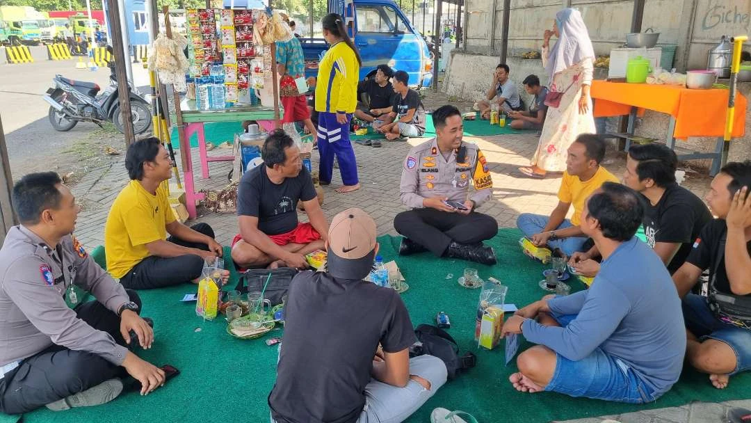 patroli-dialogis-sosialisasi-operasi-patuh-semeru:-satlantas-polresta-banyuwangi-ngopi-bareng-sopir