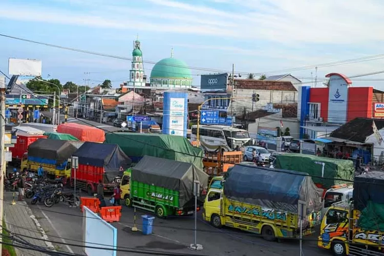 ribuan-kendaraan-terjebak-di-banyuwangi,-apa-yang-sebenarnya-terjadi-di-pelabuhan-ketapang?
