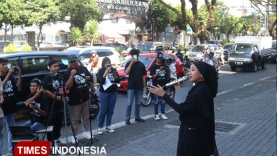 uniknya-audisi-bernyanyi-di-kota-malang,-digelar-di-tepi-jalan-dan-ditonton-pengendara-–-times-banyuwangi