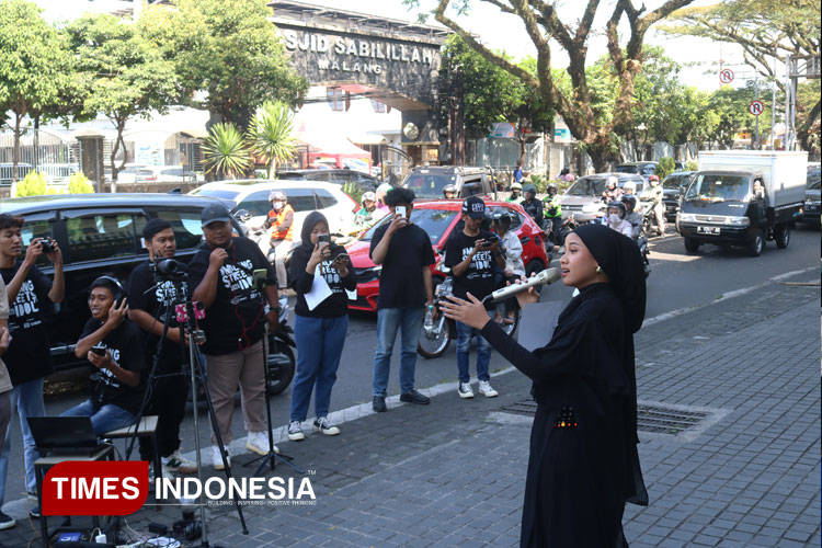 uniknya-audisi-bernyanyi-di-kota-malang,-digelar-di-tepi-jalan-dan-ditonton-pengendara-–-times-banyuwangi