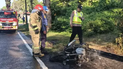 motor-suzuki-thunder-ludes-terbakar-di-pinggir-jalan-raya-banyuwangi,-pemilik-masih-misterius