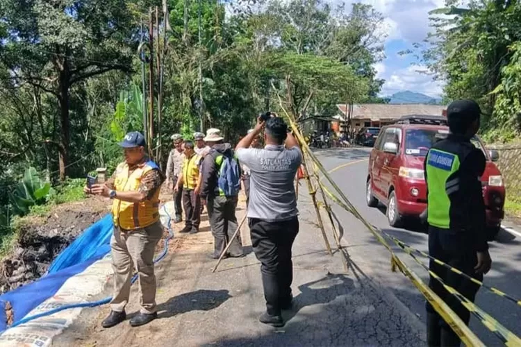 tikungan-mbah-singo-retak,-warung-kokap-longsor!-gumitir-kian-genting-jelang-penutupan-total
