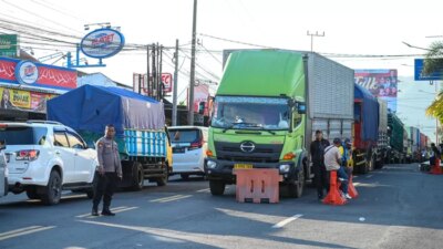 pelabuhan-ketapang-lumpuh-lagi!-truk-logistik-mengular,-jumlah-kapal-menyusut