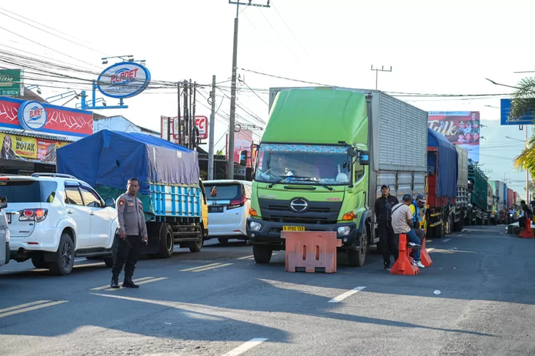 pelabuhan-ketapang-lumpuh-lagi!-truk-logistik-mengular,-jumlah-kapal-menyusut