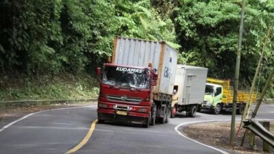 jalur-nasional-jember–banyuwangi-dikepung-truk-berat-jelang-gumitir-ditutup-24-juli-2025