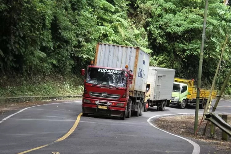 jalur-nasional-jember–banyuwangi-dikepung-truk-berat-jelang-gumitir-ditutup-24-juli-2025