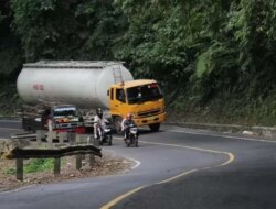 Jelang Penutupan Total, Lalu Lintas Jalur Gumitir Padat 24 Jam! Truk Berat Ngotot Melintas