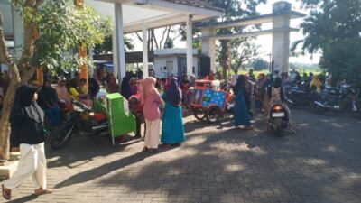 532-kpm-desa-alasbuluh-terima-bantuan-beras-pkh-sebanyak-20-kg-per-orang