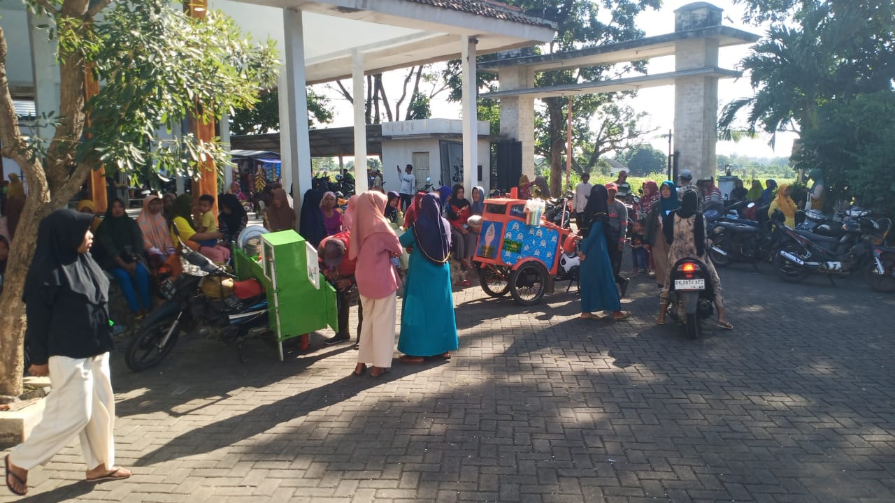 532-kpm-desa-alasbuluh-terima-bantuan-beras-pkh-sebanyak-20-kg-per-orang