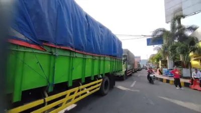 antrean-panjang-kendaraan-di-jalur-menuju-pelabuhan-ketapang-masih-terjadi