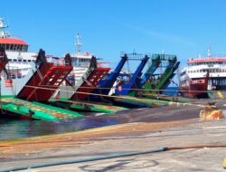 Urai Kemacetan Situbondo-Banyuwangi, Bupati Ipuk Minta Kemenhub Tambah Kapal di Pelabuhan Ketapang