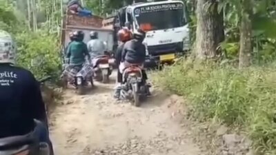 sopir-truk-bikin-ulah,-nyeleneh-lewat-trabasan-khusus-motor-di-gumitir!-bikin-macet,-dihujat-pemotor