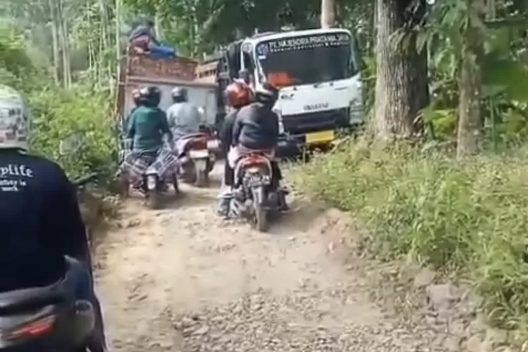 sopir-truk-bikin-ulah,-nyeleneh-lewat-trabasan-khusus-motor-di-gumitir!-bikin-macet,-dihujat-pemotor
