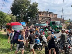 Kemacetan Tembus Kota Banyuwangi, Bule-bule Maksa Turun Travel Pindah Naik Ojek ke Ketapang!